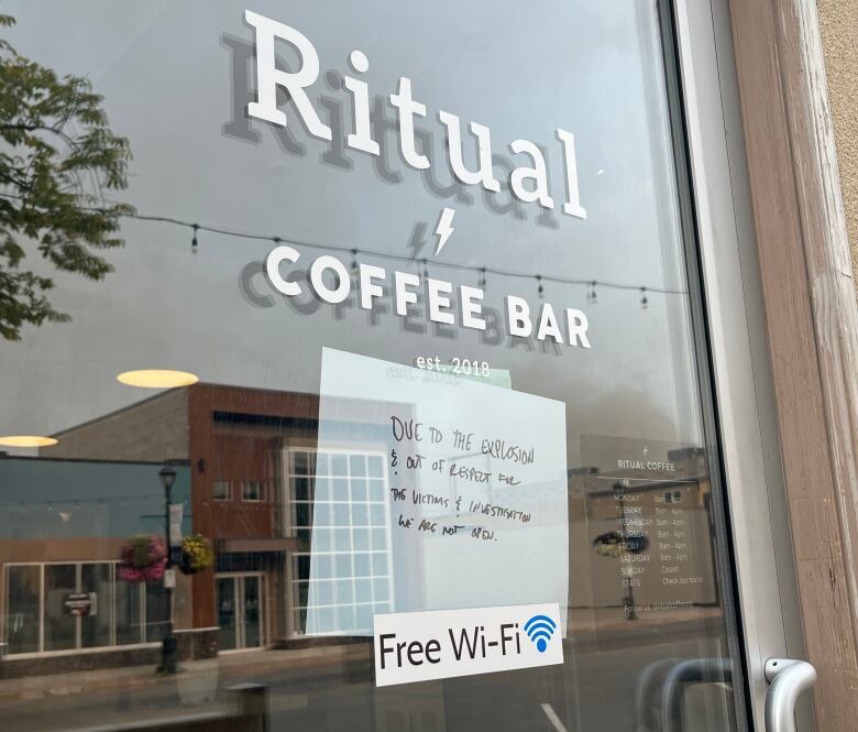 A closed sign on a coffee shop.