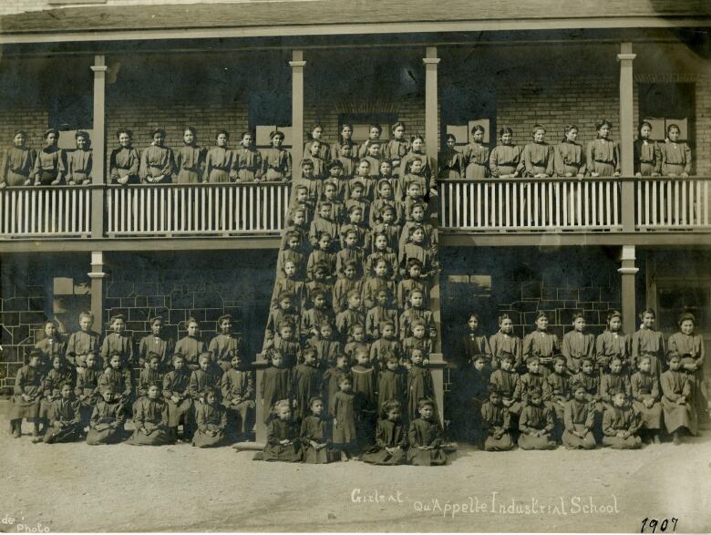 A class photo of a group of girls who attended the Qu'Appelle Industrial School in 1907.