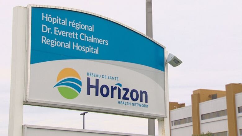 A large bilingual Horizon Health Network sign for the Dr. Everett Chalmers Regional Hospital.