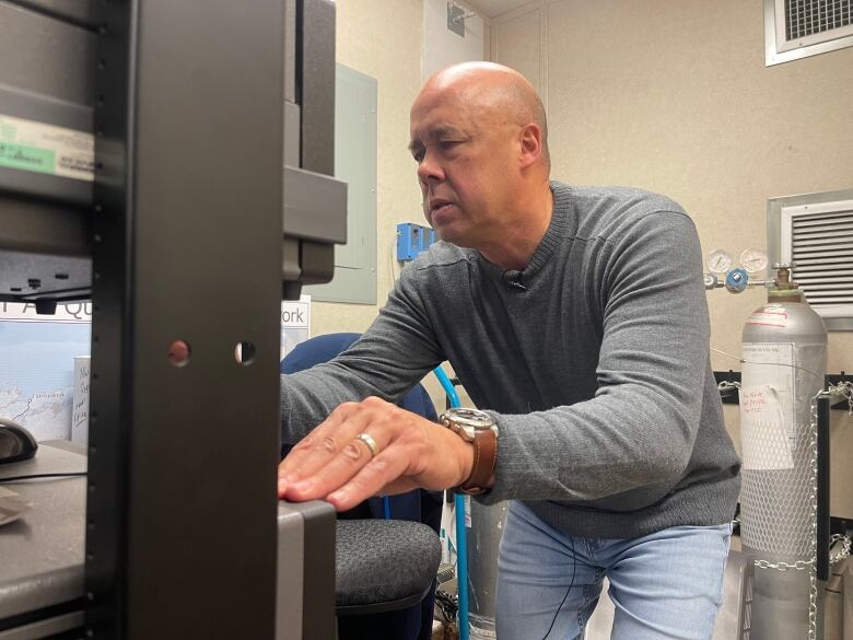 John McKay adjusts the air quality monitoring equipment he is using for the N.W.T.'s Department of Environment and Climate Change.