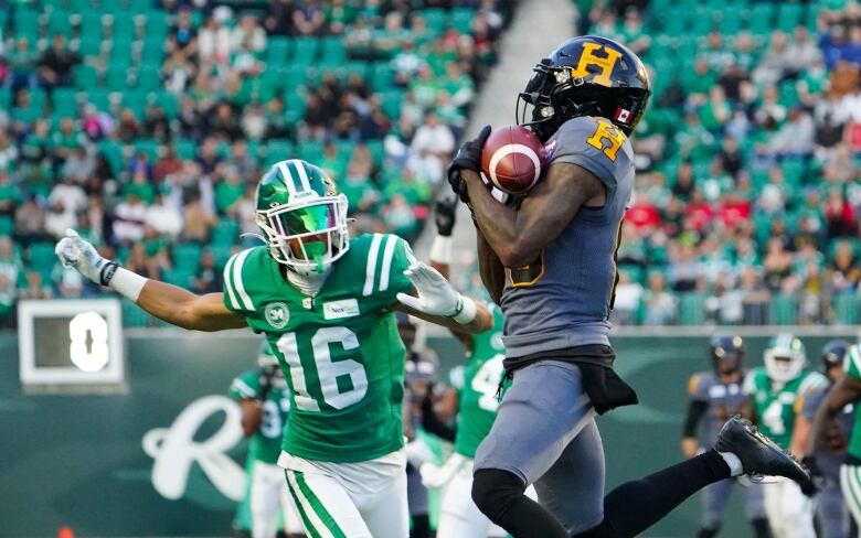 A football player catches the ball.