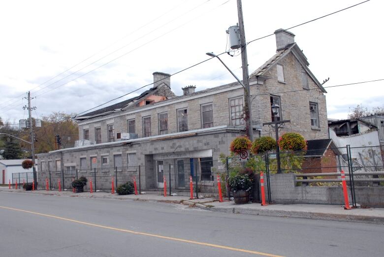 An dilapidated building.