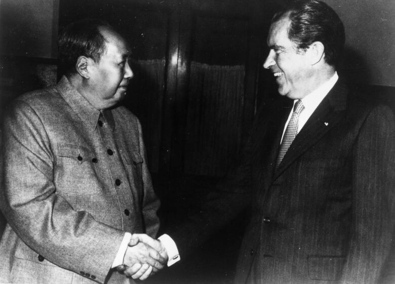 Black and white image of leaders shaking hands