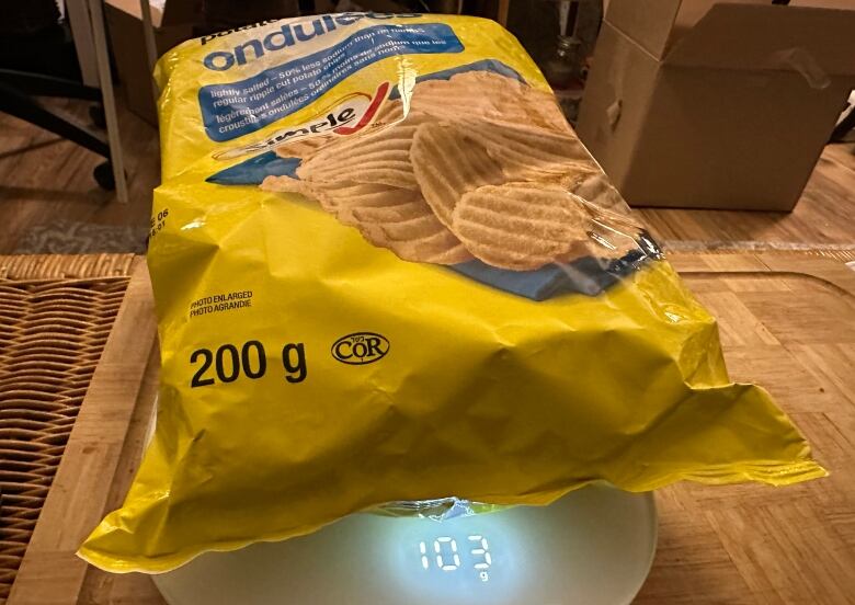 The bag of chips Jocelyn Dilworth bought on a scale. The scale says 103 grams, the chip bag says 200 grams. 