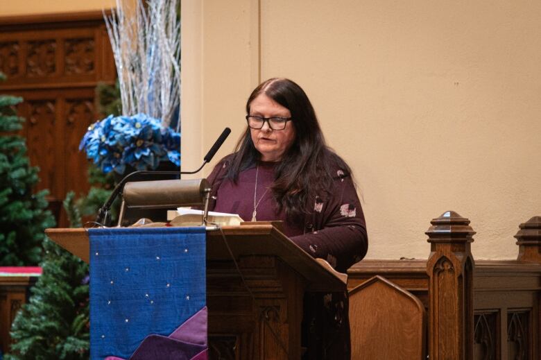 Rosemary McLean Van Gelderen speaks during a service at First-St. Andrew's United Church in London, Ont. on Dec. 20, 2023, to remember those lost to homelessness.