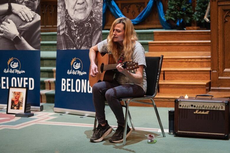 Performer Nicole Fairbanks plays songs at a service at First-St. Andrew's United Church in London, Ont. on Dec. 20, 2023, to remember those lost to homelessness.