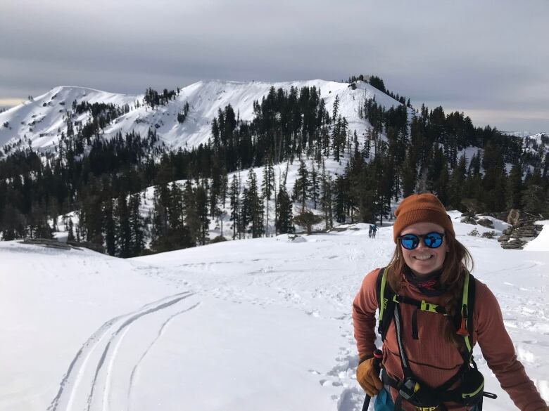 Woman skiing. 