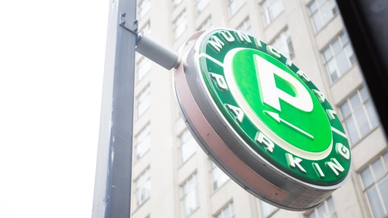 A green and white municipal Green P parking lot sign.