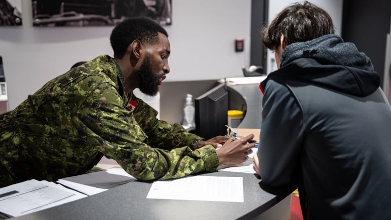 image of a military recruiter talking to an applicant at ottawa's CAF recruitment office