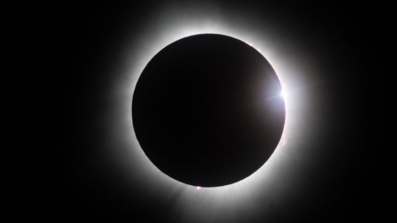 The diamond effect is seen during a total solar eclipse in Montreal.