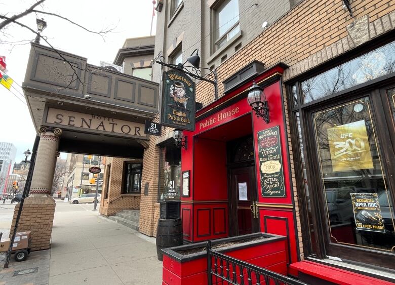 Barry Beavis renamed the establishment to Winston's English Pub in 1979.