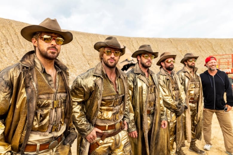  Ryan Gosling, Aaron Taylor-Johnson, Ben Jenkin, Logan Holladay, Justin Eaton, and David Leitch on the set of THE FALL GUY, directed by David Leitch.