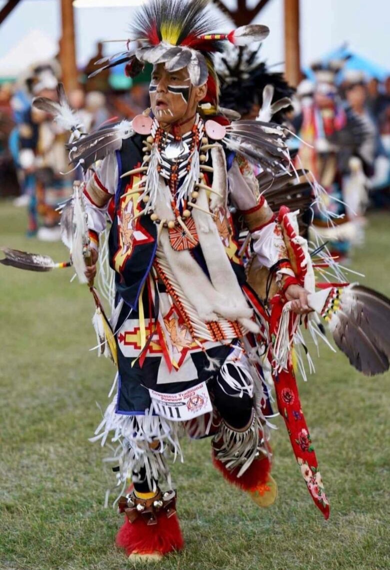 A man in his traditional powwow regalia