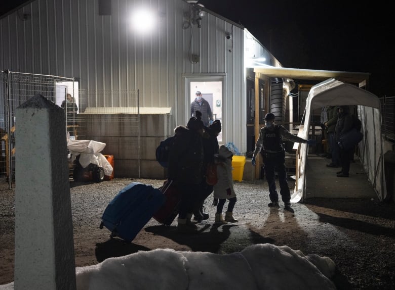 Asylume seekers arrive at irregular border crossing