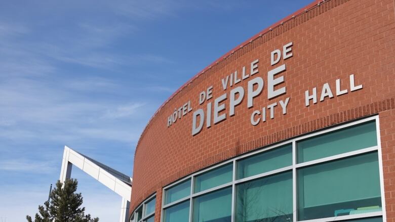 A brick facade with a sign saying 'Hotel de ville de Dieppe city hall.