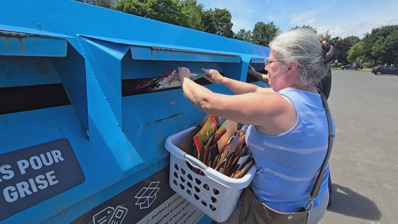 People recycling