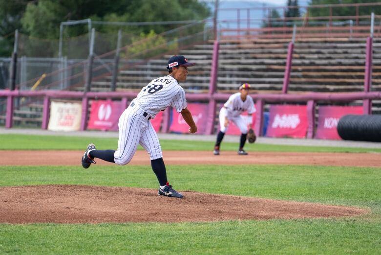 A baseball pitcher throwing.