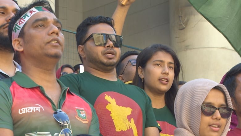 Bunch of people dressed in red and green standing together