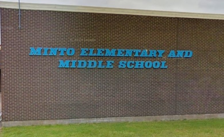 A brick wall that says Minto Elementary and Middle School