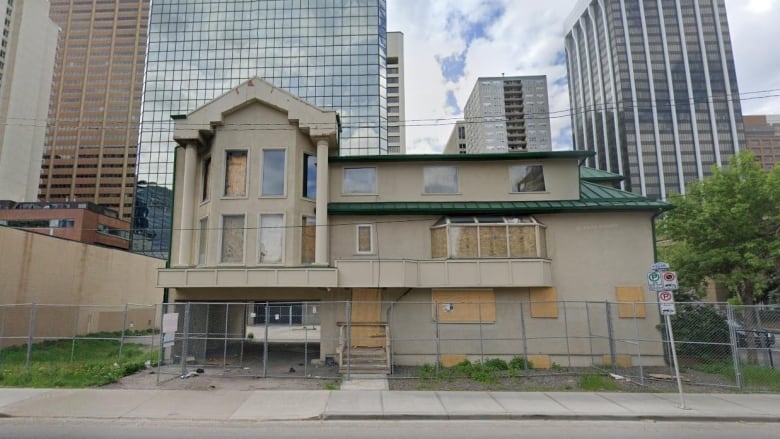 The city of Calgary announced on Tuesday that four abandoned buildings on 4 Avenue S.W. will be demolished to build a 33-storey tower.  