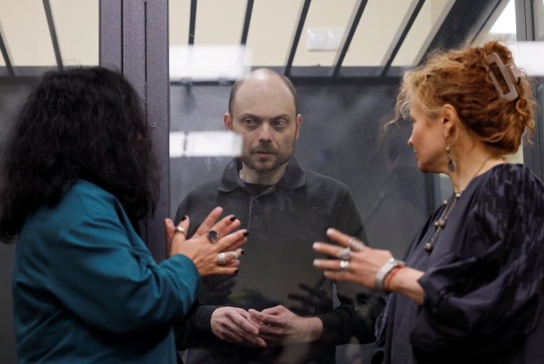 Jailed Russian opposition figure Vladimir Kara-Murza talks to his lawyers Maria Eismont and Anna Stavitskaya during a court hearing to consider an appeal against his prison sentence, in Moscow, Russia July 31, 2023. 