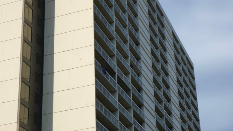 an apartment buiding with blue sky behind it