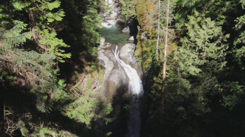 A view of a mountainous park with cliffs and rivers.