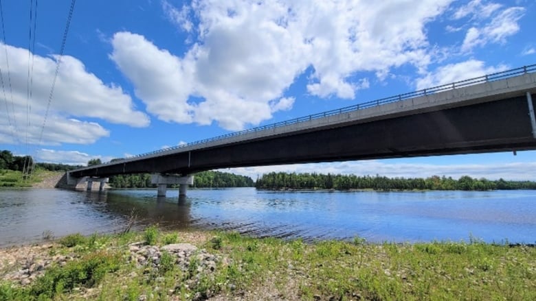 TheDes AllumettesBridge eastof Pembroke on Wednesday