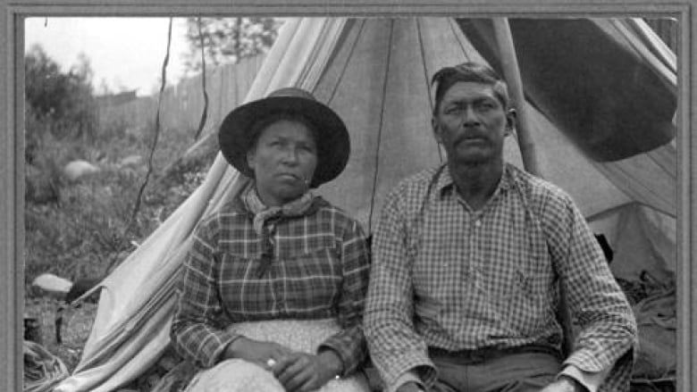 Two people posing for a picture in 1906.