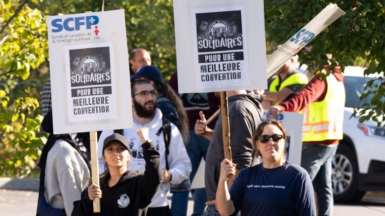 Port of Montreal longshore workers begin a three-day strike outside the Maisonneuve Termont terminal in Montreal, Monday, Sept. 30, 2024.