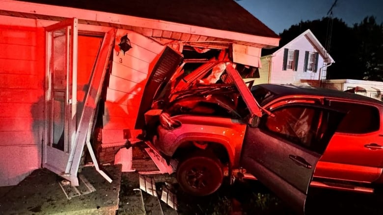 Vehicle runs into house in Ruthven, Ont.