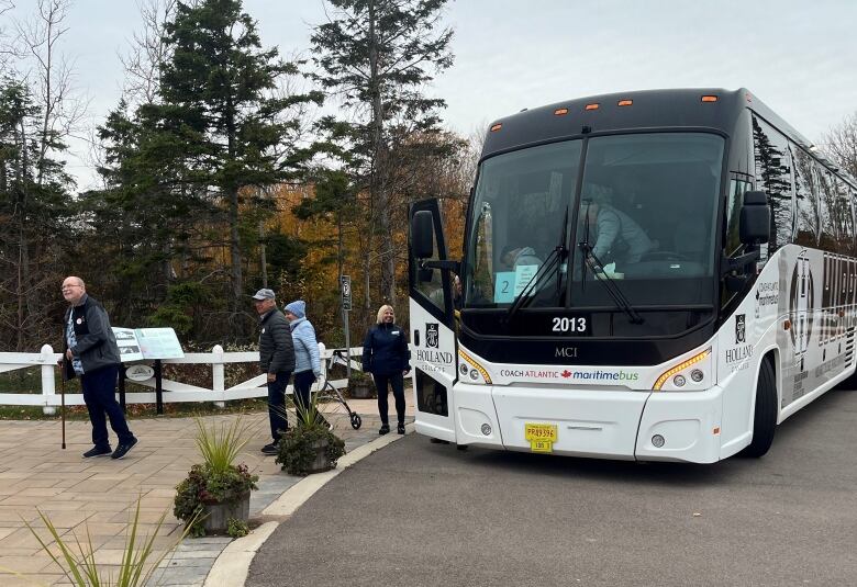 People getting off a tour bus at Green Gables Heritage Place.