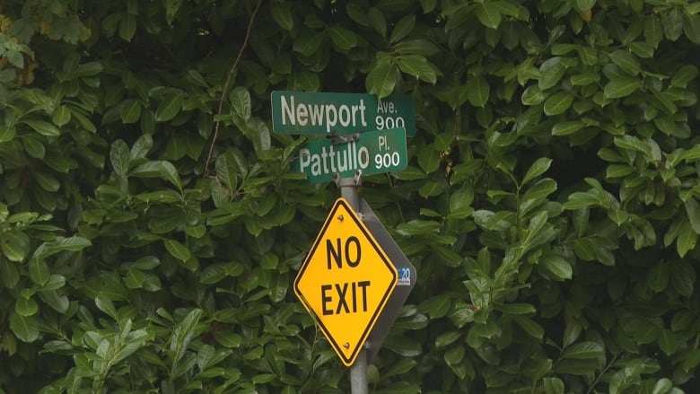 A sign pointing to the intersection of Newport Avenue and Pattullo Place.