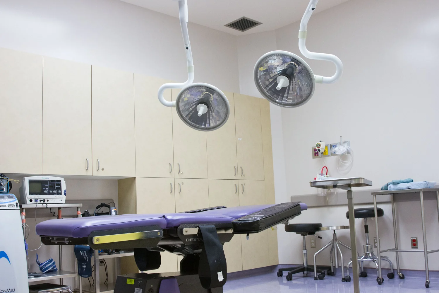 Edmonton Orthopedic Surgeries Face Disruption as Hospitalist Contract Standoff Continues