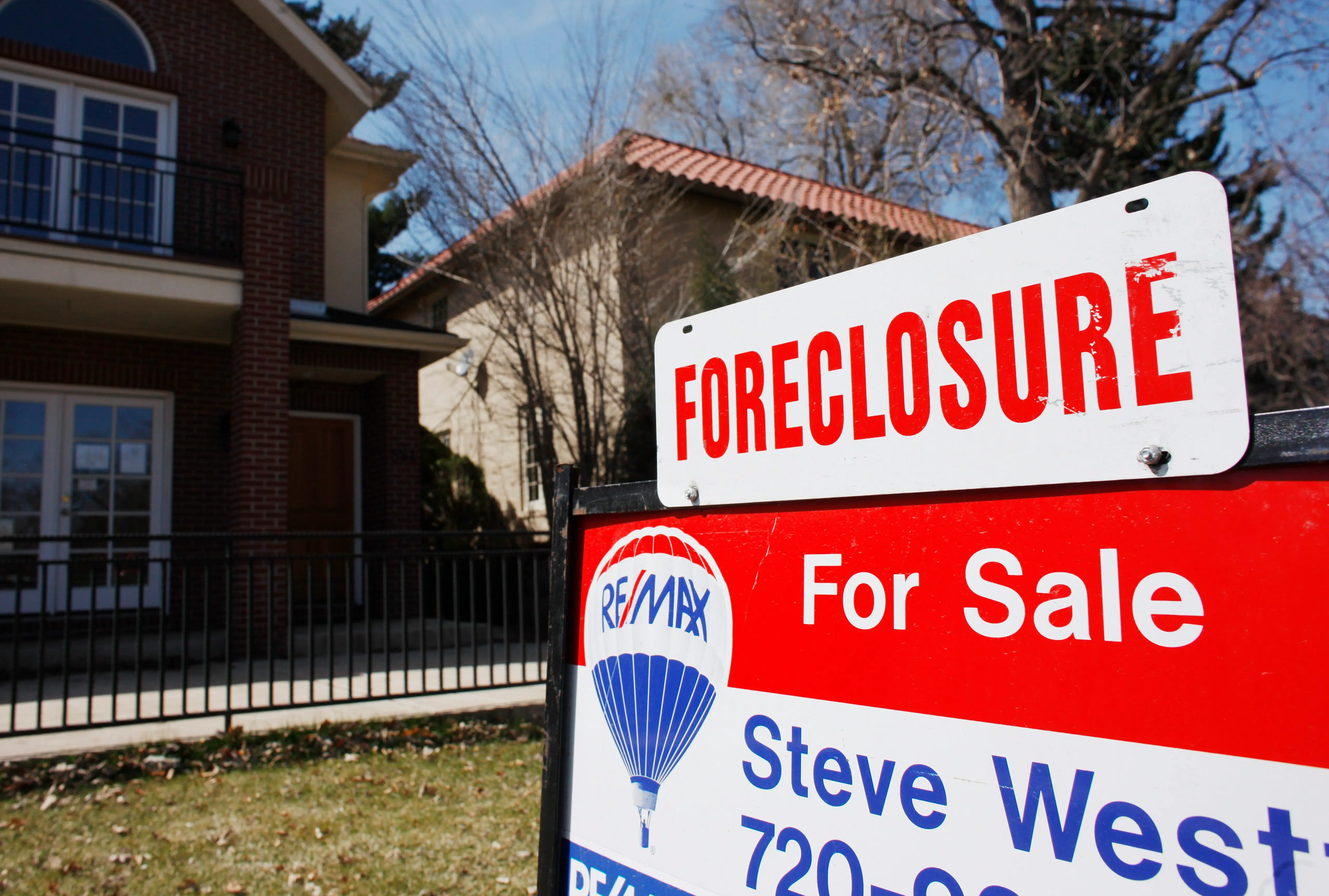 Nearly 900,000 U.S. Households Behind on Mortgage Payments as Canadian Affordability Worsens